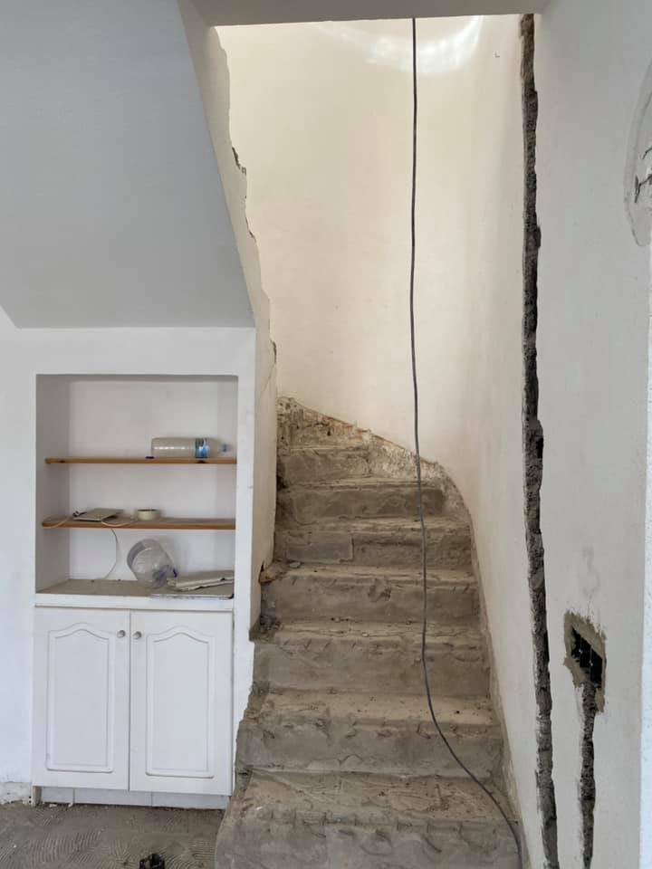 Ny trappa med räcke i helrenoverat hus i Monseñor