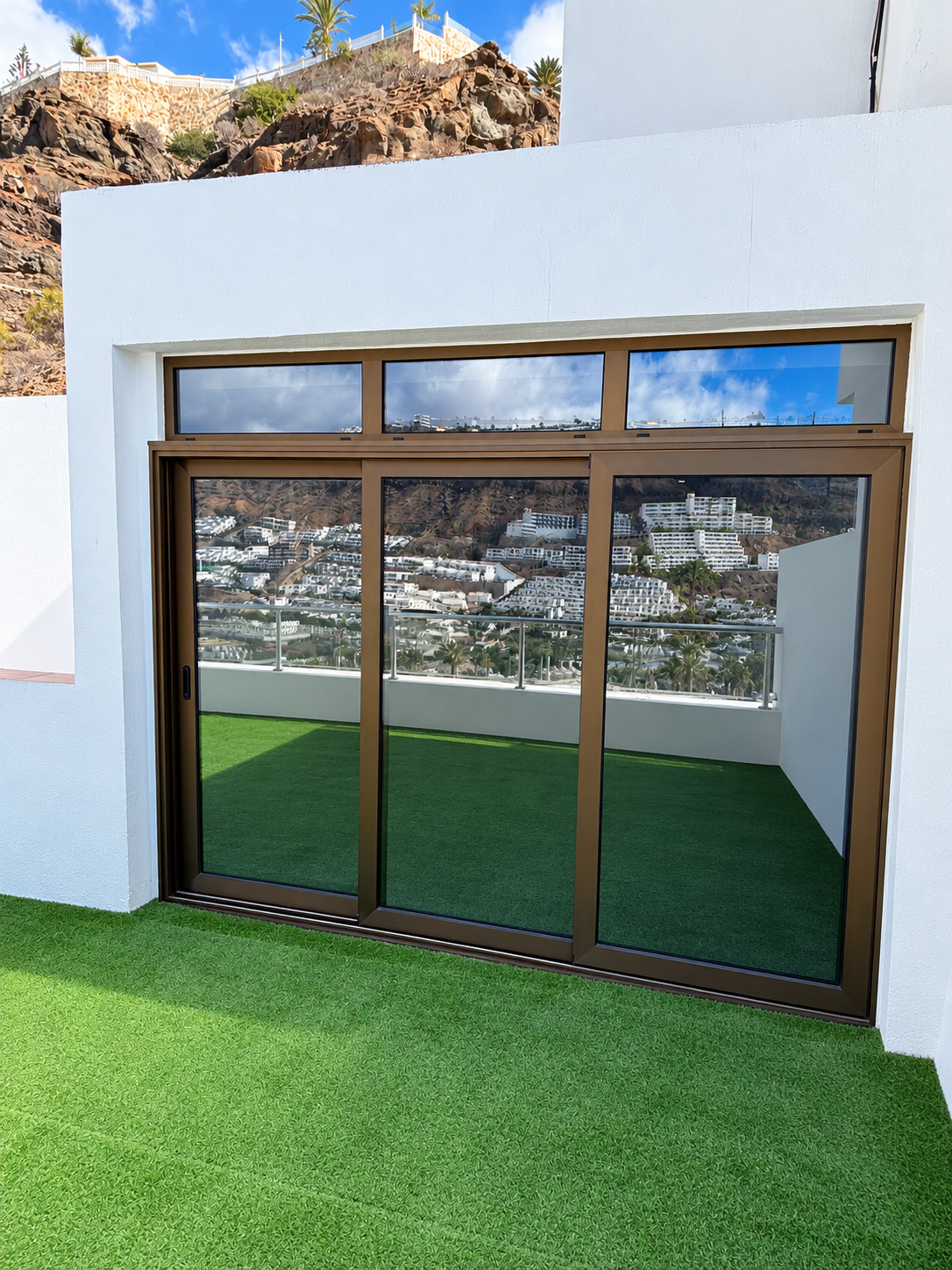 Nya skjutdörrar i aluminium mot terrass med utsikt över Gran Canaria