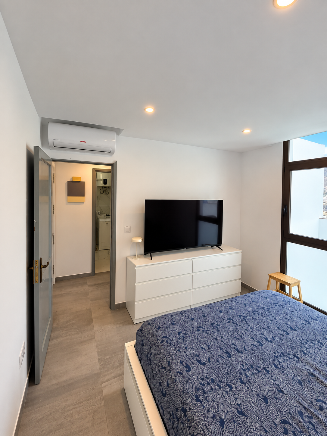 Sovrum efter renovering med nytt gipstak, infälld belysning, klinkersgolv och luftkonditionering